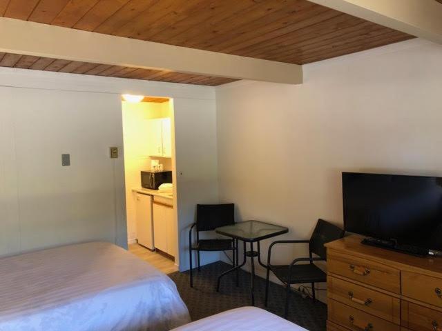 Pines Motel Sicamous Dış mekan fotoğraf