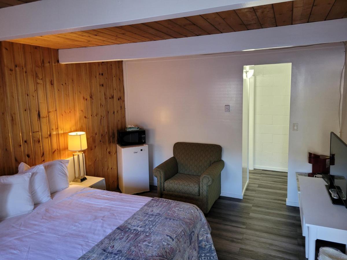 Pines Motel Sicamous Dış mekan fotoğraf