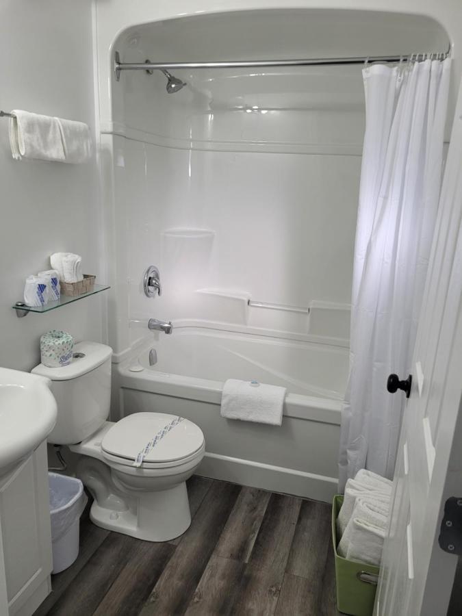 Pines Motel Sicamous Dış mekan fotoğraf