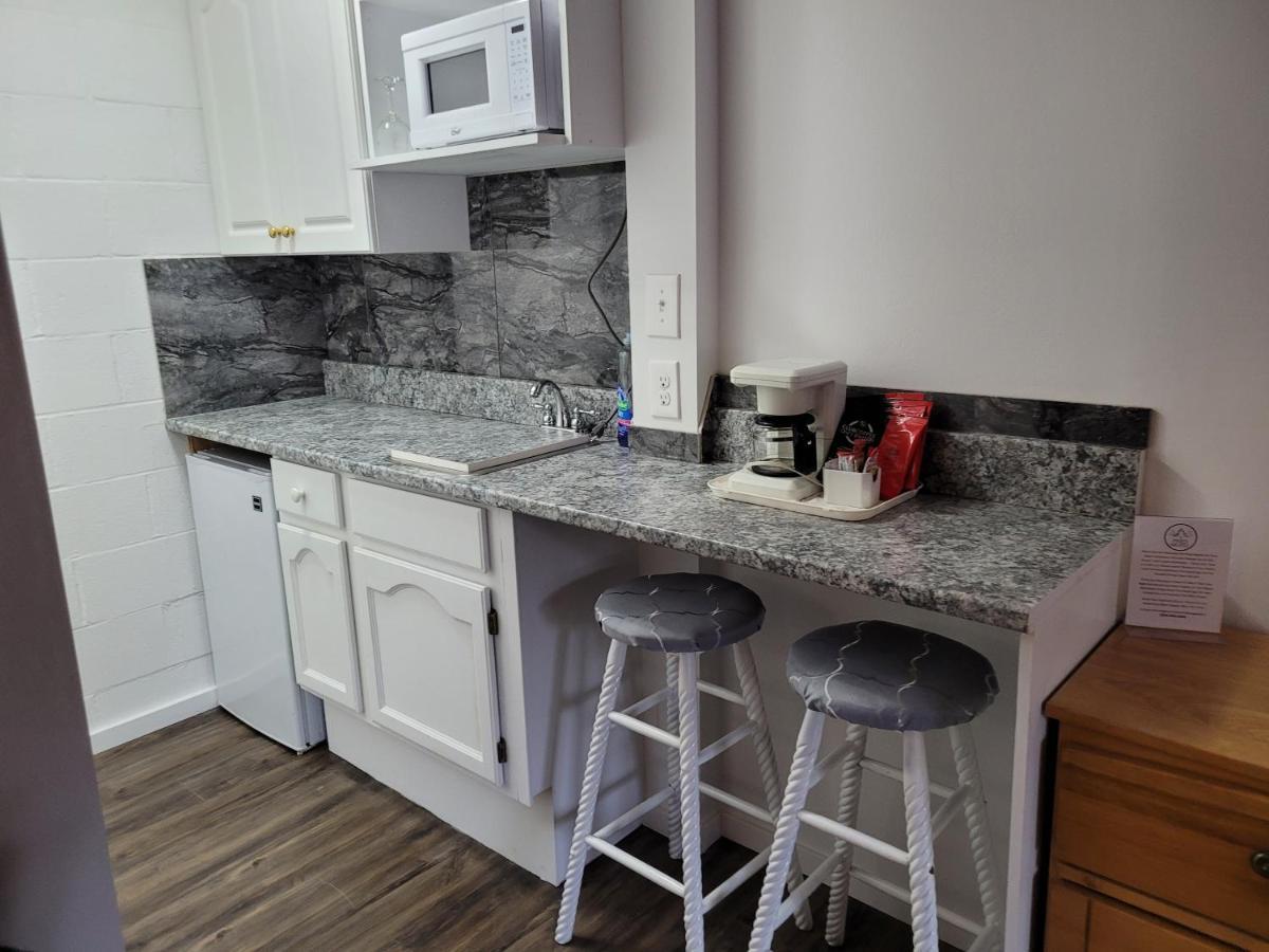 Pines Motel Sicamous Dış mekan fotoğraf