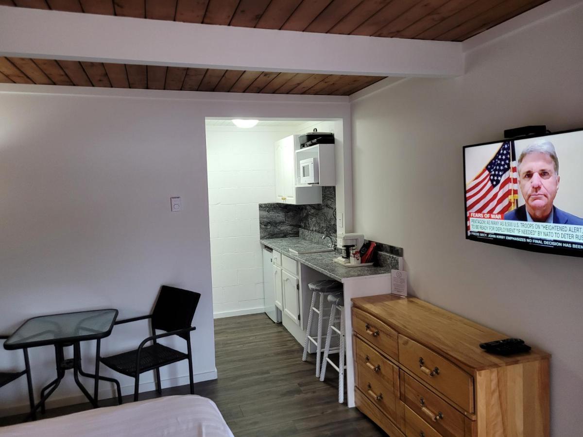 Pines Motel Sicamous Dış mekan fotoğraf