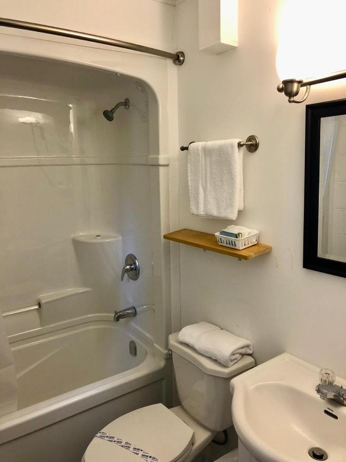 Pines Motel Sicamous Dış mekan fotoğraf