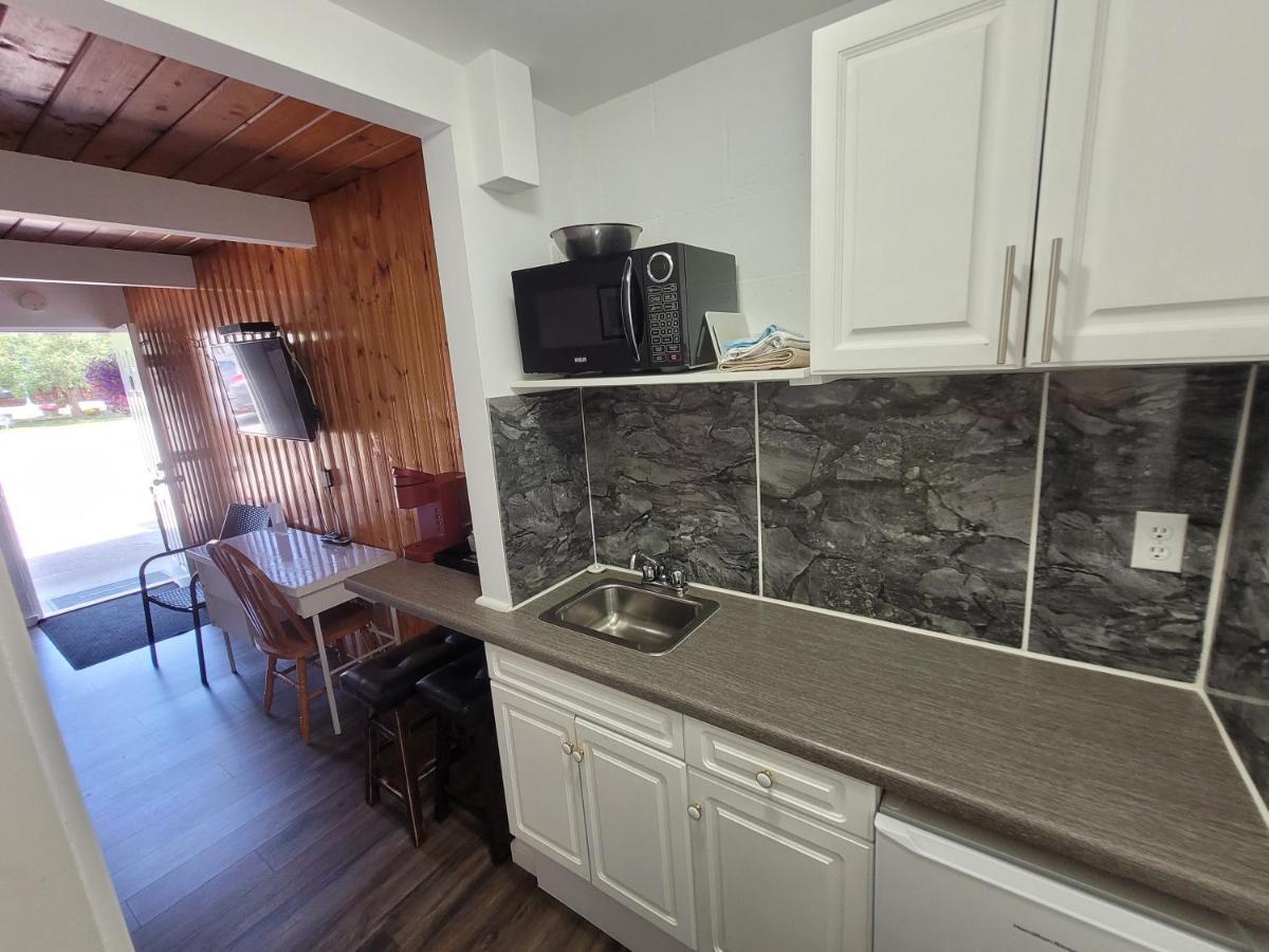 Pines Motel Sicamous Dış mekan fotoğraf