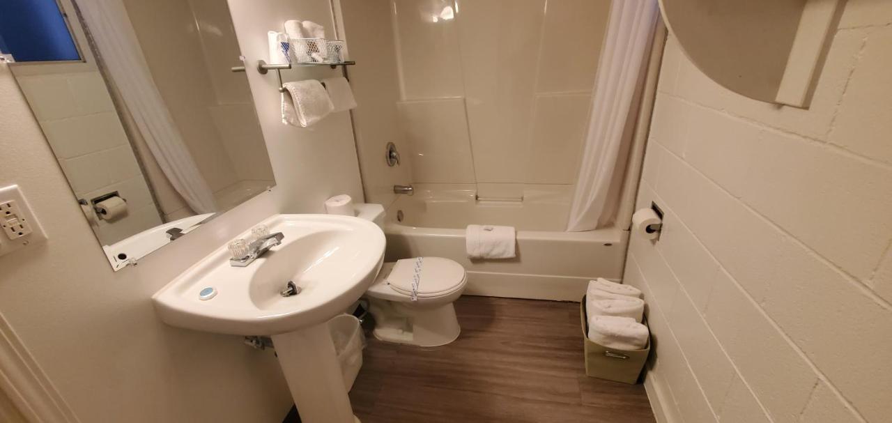 Pines Motel Sicamous Dış mekan fotoğraf
