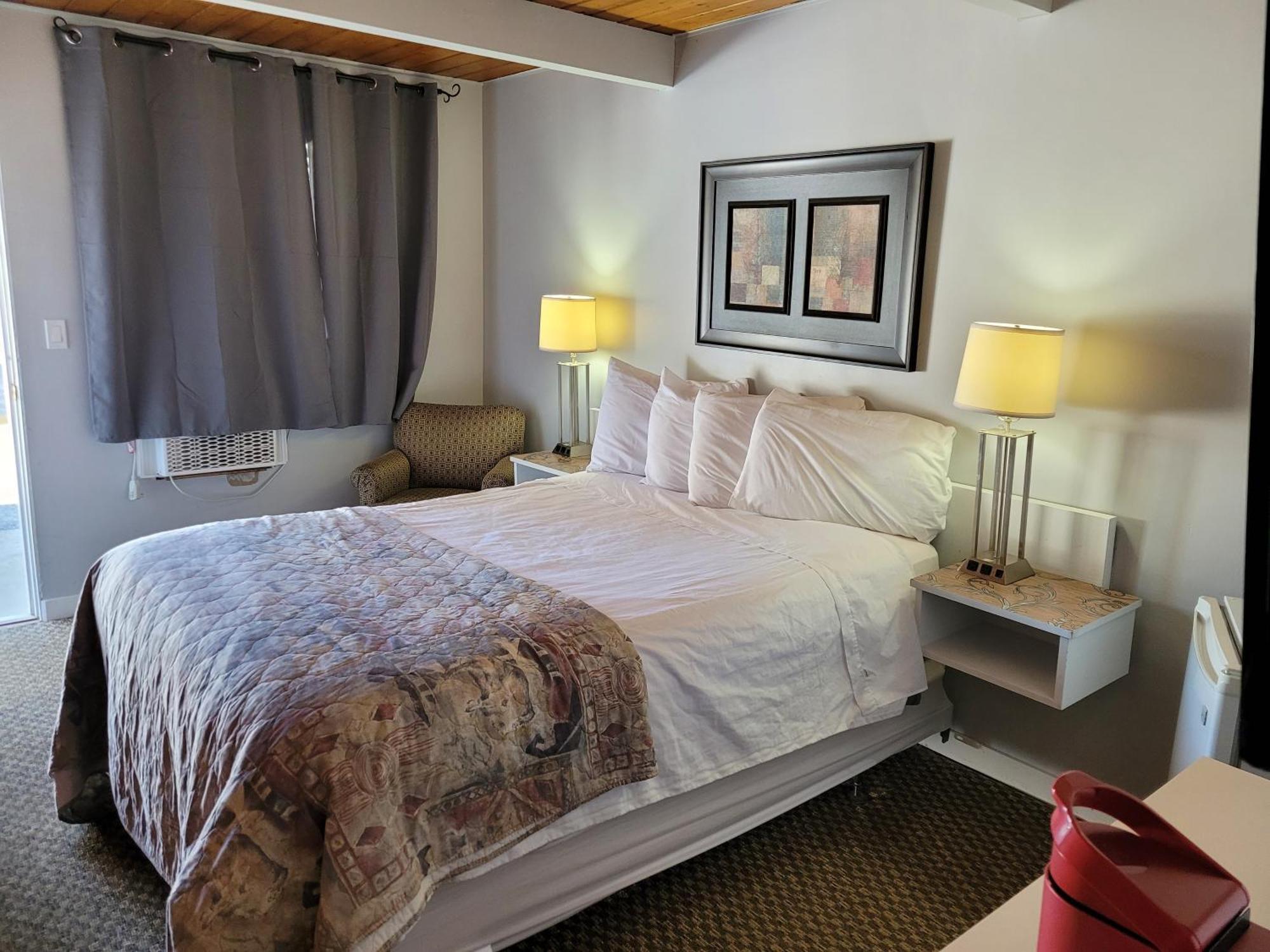 Pines Motel Sicamous Dış mekan fotoğraf