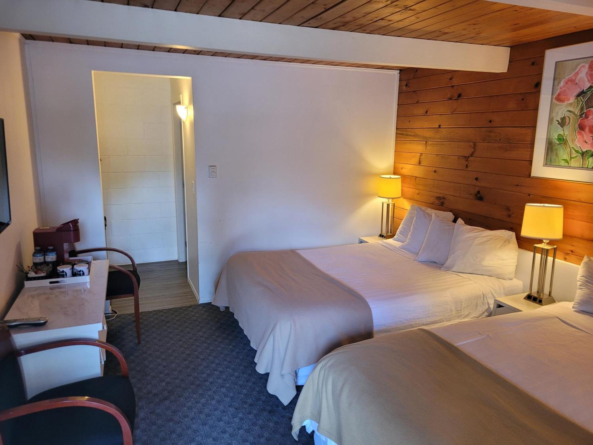 Pines Motel Sicamous Dış mekan fotoğraf