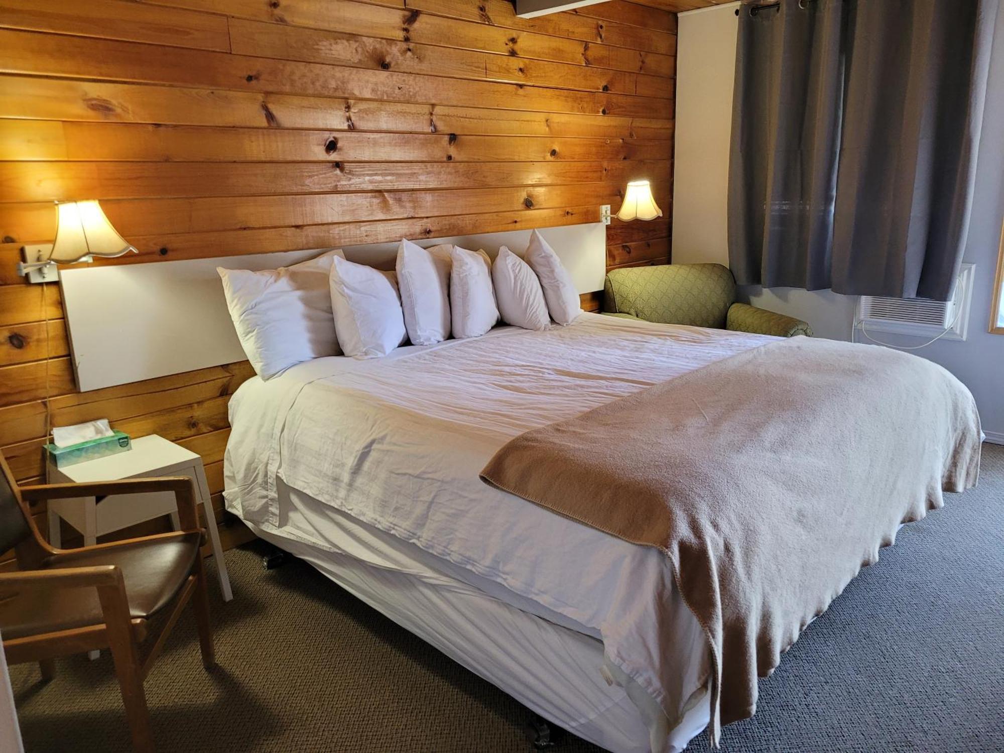 Pines Motel Sicamous Dış mekan fotoğraf
