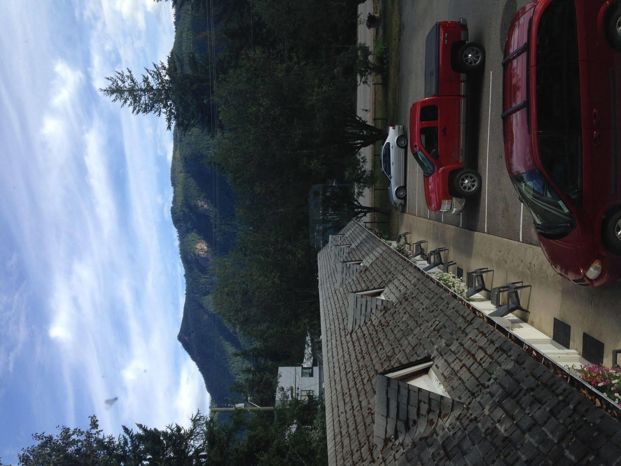 Pines Motel Sicamous Dış mekan fotoğraf